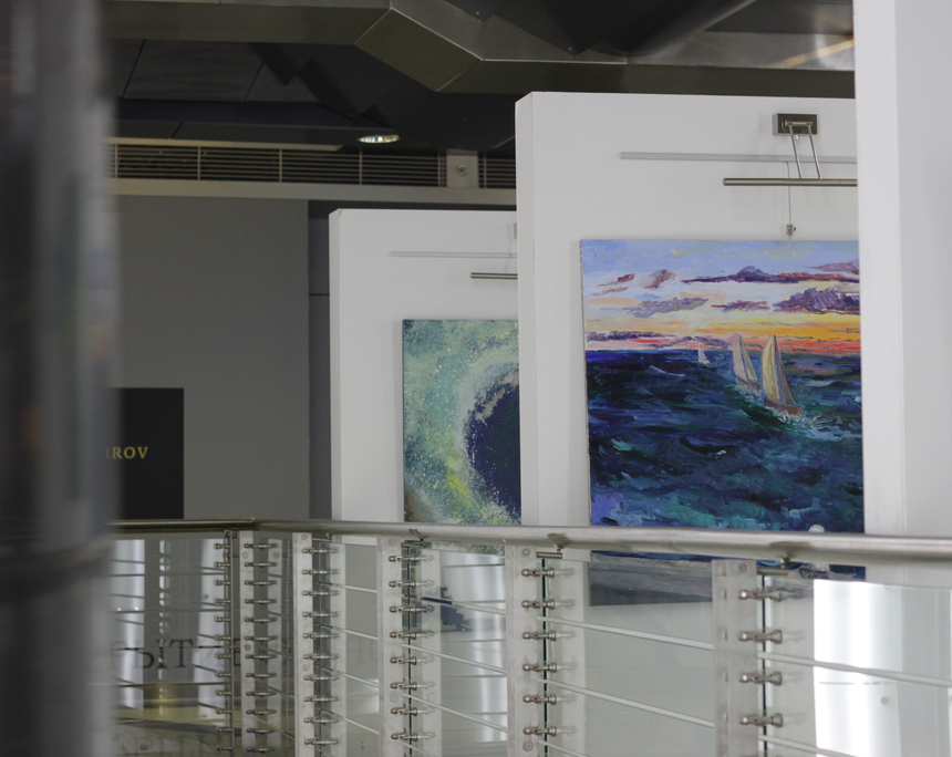 У стен московского Кремля расположилась выставка молодых художников